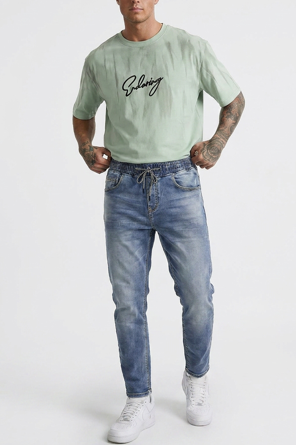 Ανδρικό jean jogger regular fit σε μοντέλο