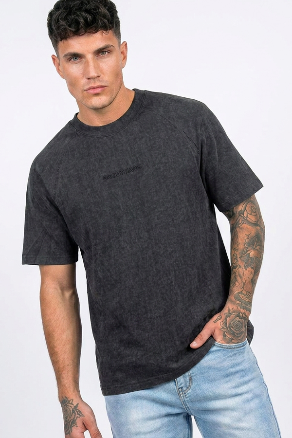 Ανδρικό oversized washed t-shirt ανθρακί με στρογγυλή λαιμόκοψη και μοντέρνα casual εφαρμογή. Ιδανικό για καθημερινά streetwear outfits.