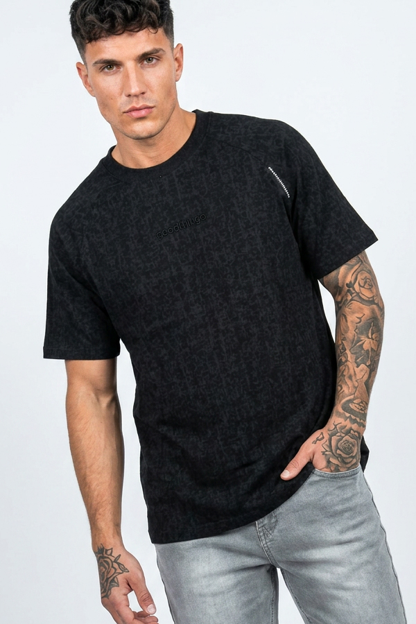 Ανδρικό oversized washed t-shirt ανθρακί με στρογγυλή λαιμόκοψη και μοντέρνα casual εφαρμογή. Ιδανικό για καθημερινά streetwear outfits.