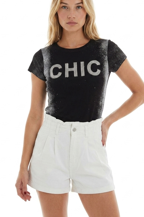 Γυναικείο μαύρο βαμβακερό t-shirt με glitter εφέ και διακοσμητικό "CHIC" από στρας, ελαστικό ύφασμα και εφαρμοστή γραμμή.