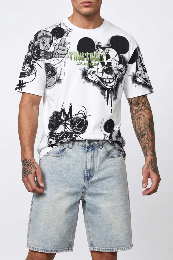 Premium unisex βαμβακερό t-shirt σε μαύρο χρώμα με κέντημα στο στήθος και cartoon graffiti prints σε όλο το ύφασμα. Διαθέσιμο σε 3 χρώματα, ιδανικό για streetwear εμφανίσεις.
