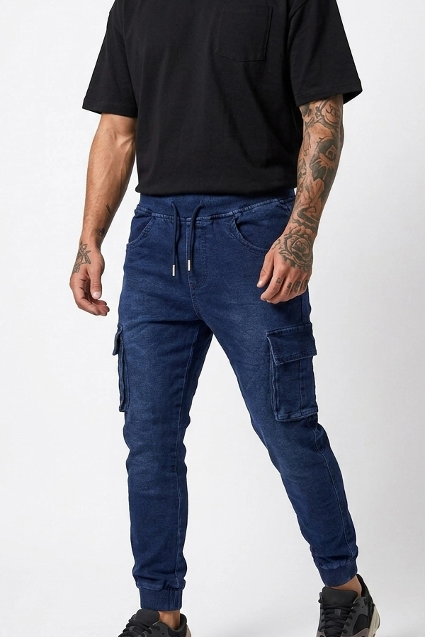 Ανδρικό μπλε cargo denim jogger παντελόνι σε μοντέλο
