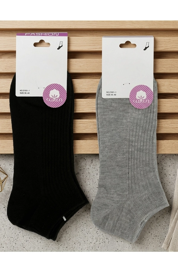 Γυναικεία ribbed καλτσάκια σε μαύρο και γκρι σε lifestyle φωτογραφία