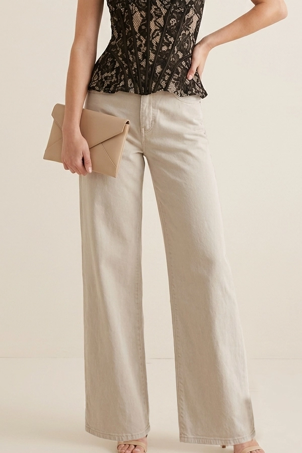 High waist wide leg cotton jeans σε μπεζ φορεμένο σε γυναίκα