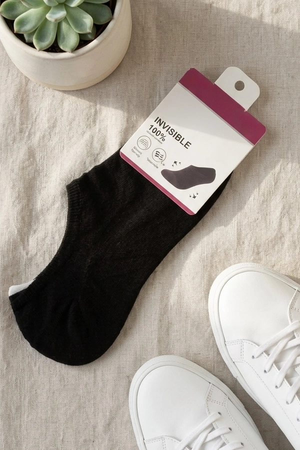 Μαύρες γυναικείες invisible κάλτσες 97% cotton με λευκά sneakers