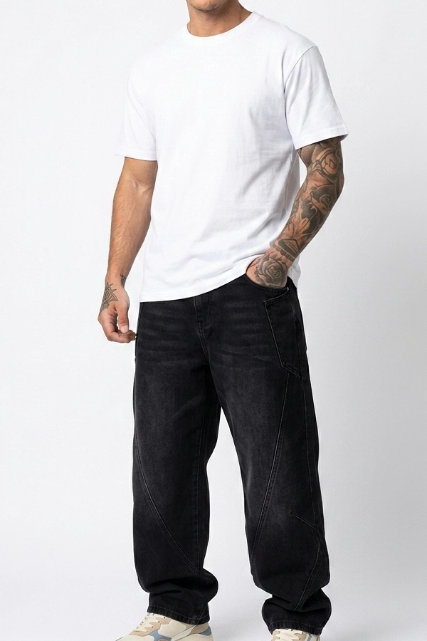 Άνδρας φορά μαύρο baggy cargo jeans με λευκό T-shirt και sneakers