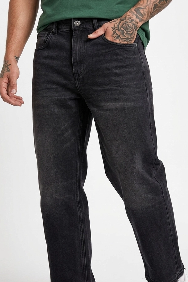 Άνδρας με μαύρο baggy jeans και πράσινο T-shirt