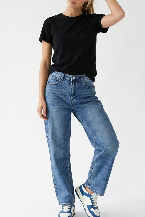 Γυναίκα με ψηλόμεσο barrel fit jean σε washed blue cotton denim