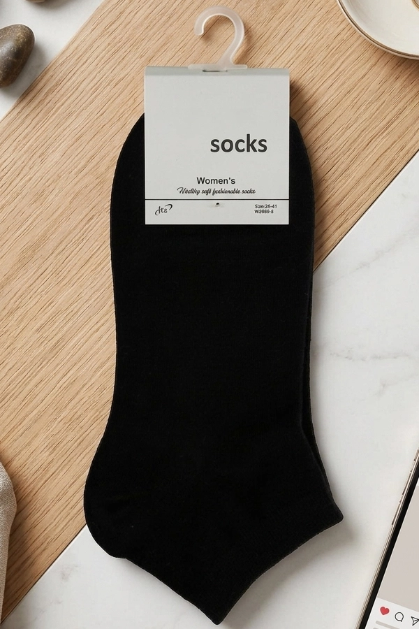 Women’s black ankle socks made from 97% cotton