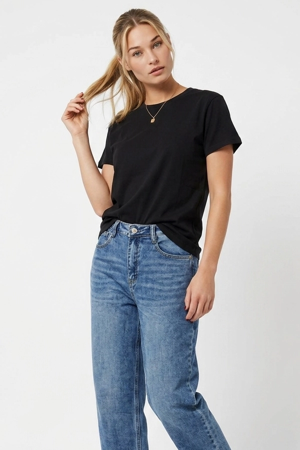 Μαύρο unisex βαμβακερό T-shirt με γυναικείο casual look και jeans