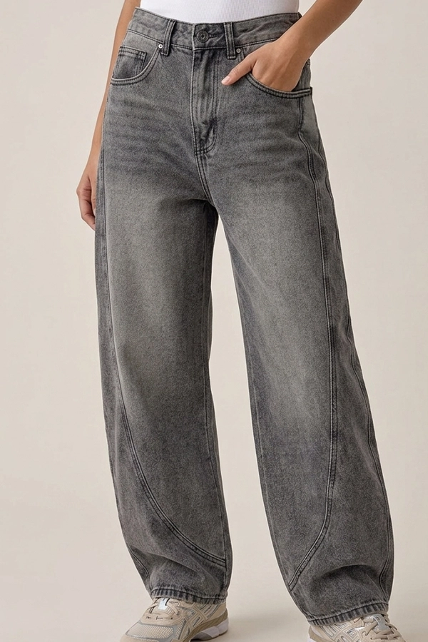 Λεπτομέρεια γυναικείου barrel baggy jeans από premium cotton denim