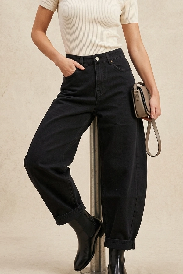 Γυναικείο Barrel Fit High Waist Cotton Elastic Denim φορεμένο σε μοντέλο