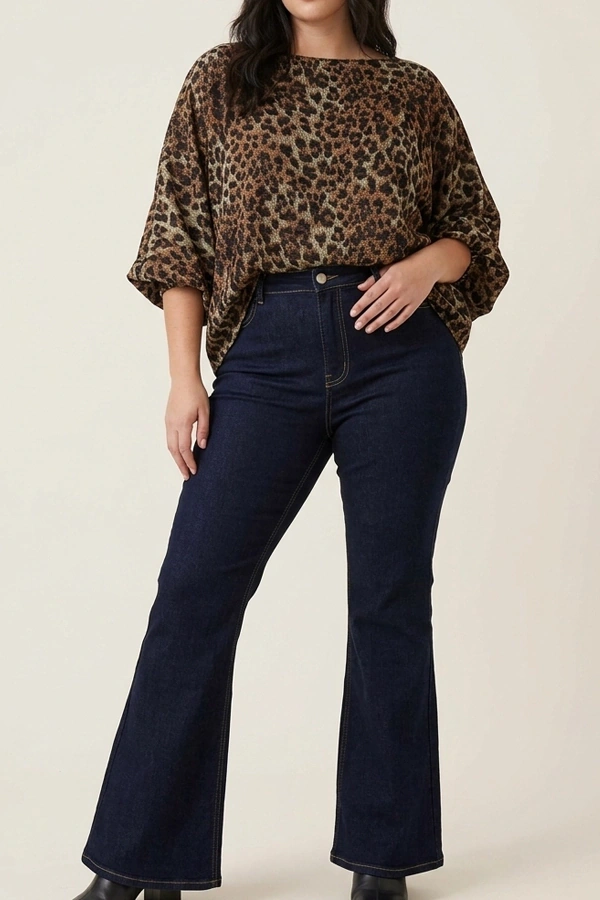 Woman wearing dark blue high waist flare jeans with leopard print blouse