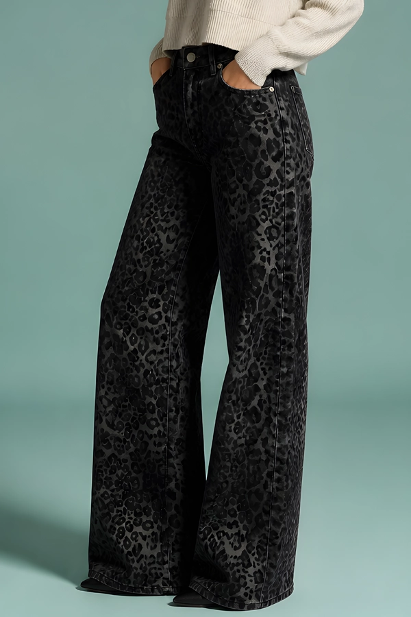 Γυναικεία leopard print wide leg jeans φορεμένα με cream πλεκτό