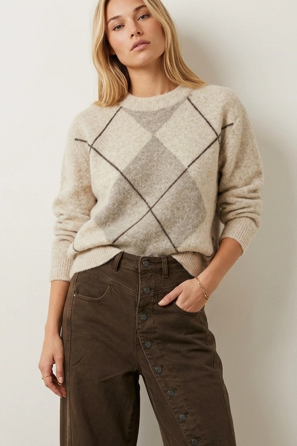 Γυναικείο μπεζ oversized πλεκτό sweater με σχέδιο ρόμβων και καφέ jeans