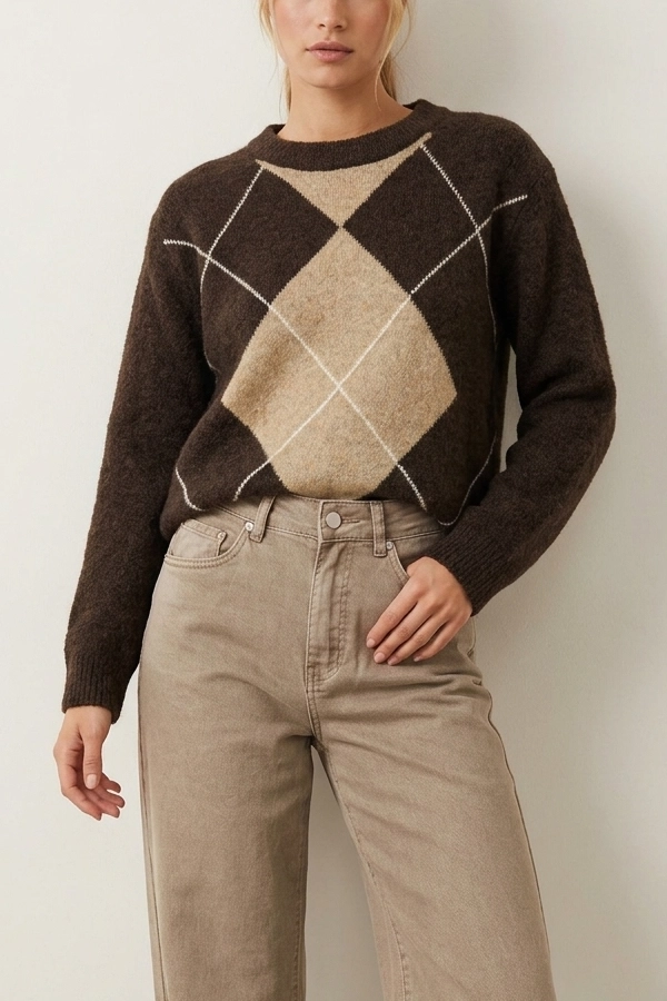 Γυναικείο καφέ oversized πλεκτό sweater με σχέδιο ρόμβων και μπεζ jeans