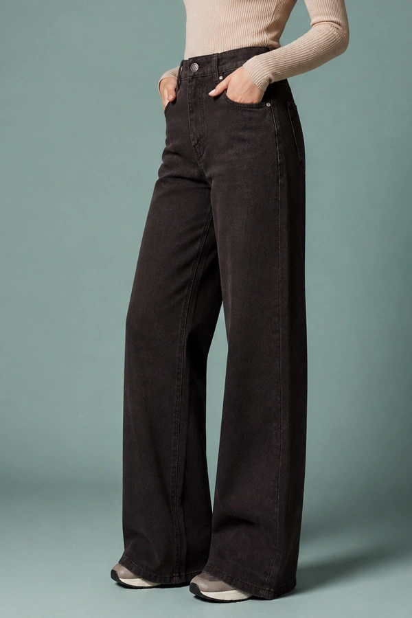 Woman wearing high waist brown wide leg plus size jeans