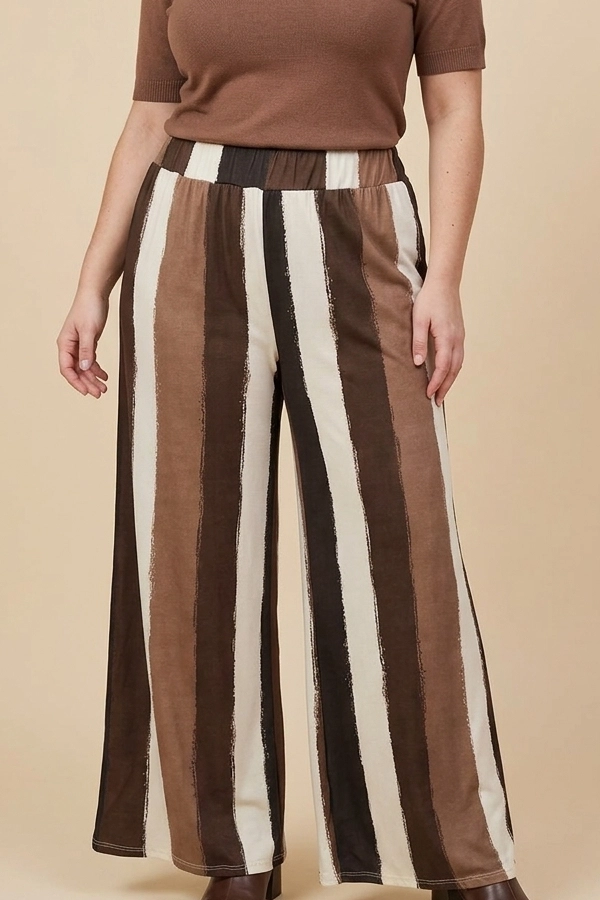 Wide leg παντελόνα plus size σε μοντέλο με ελαστική μέση