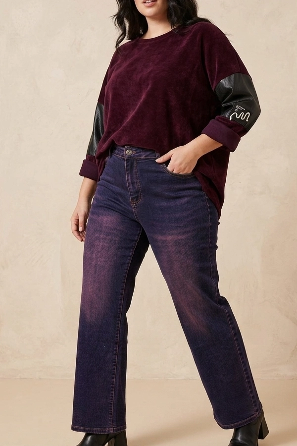 Dark wash high waist wide leg plus size jeans με casual burgundy top
