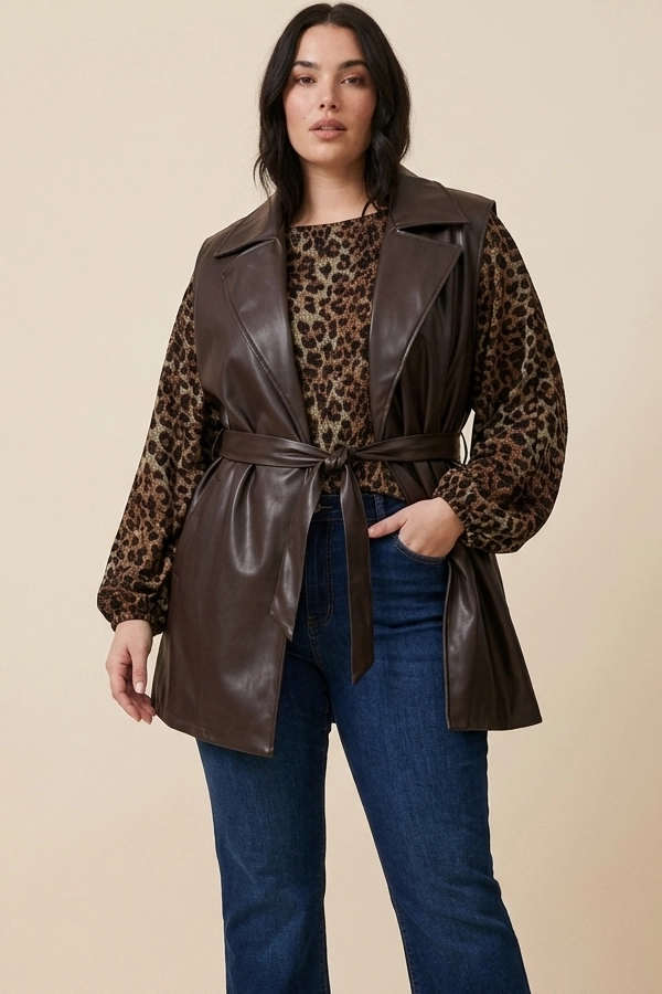 Plus size γυναίκα με καφέ faux leather γιλέκο με ζώνη