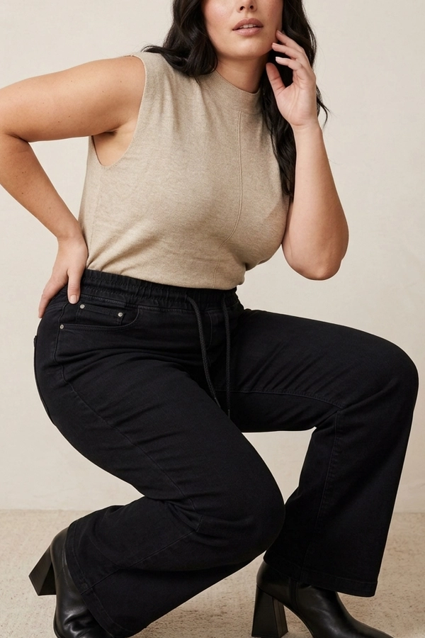 Plus size γυναίκα με μαύρο wide leg high waist jeans