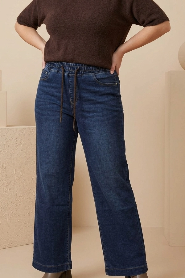 Plus size wide leg jeans με casual outfit και ankle boots